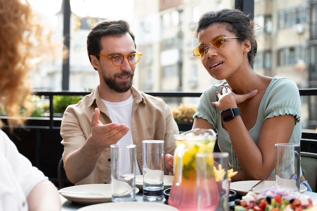 Amigos próximos sentados à mesa