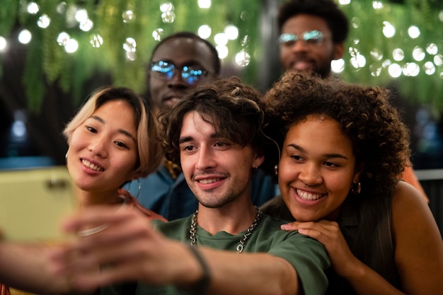 Foto amigos próximos tirando selfie juntos