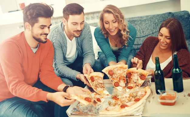 Amigo que é amigo deixa o último pedaço de pizza pra você! 🍕❤ Quinta  também é dia de pizza. Então, o que é melhor que pedir…