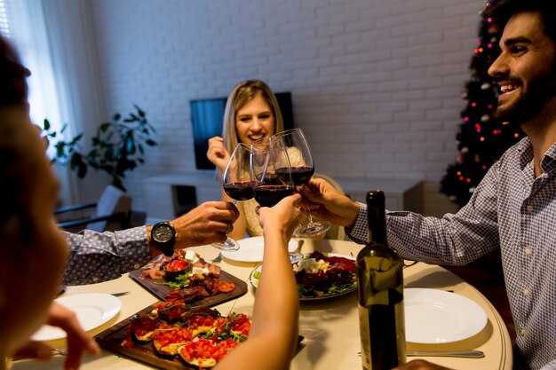 Amigos que comemoram o Natal ou Ano Novo em casa