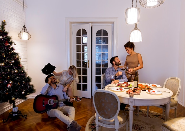 Amigos que comemoram o natal ou ano novo em casa