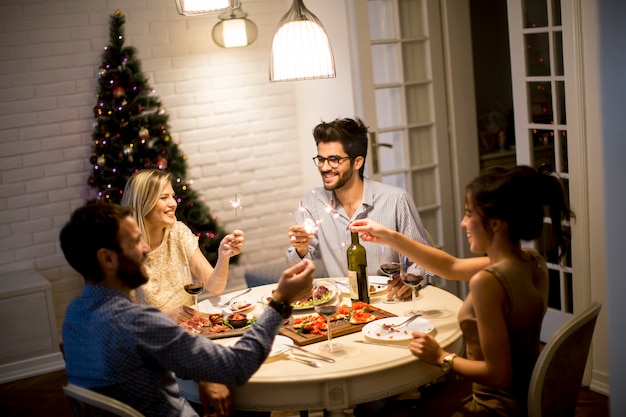 Amigos que comemoram o Natal ou Ano Novo em casa