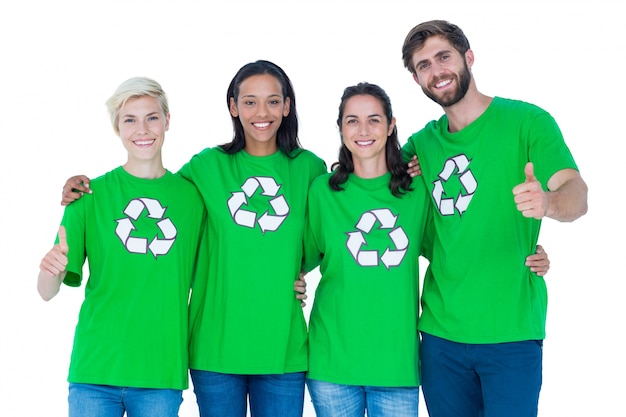 Amigos que llevan camisetas de reciclaje