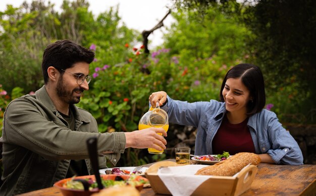 amigos que tienen un buen día comiendo en una casa de campo