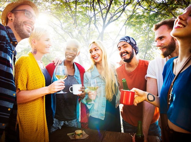 Amigos que tienen una fiesta en el parque