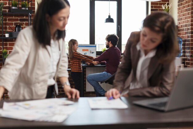 Foto amigos que trabalham no escritório.