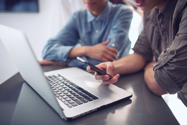 Amigos recebem mensagens, corações, e-mail da rede social no laptop e smartphone em casa