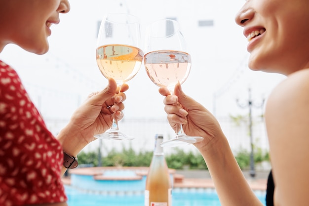 Amigos relajantes en la piscina