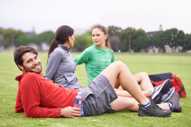 Foto amigos relajarse y hacer ejercicio en el campo para el entrenamiento de retrato y feliz para la aptitud con la salud en el verano la gente hombre y mujer con bienestar con cuerpo sonrisa y grupo de entrenamiento en el césped en australia