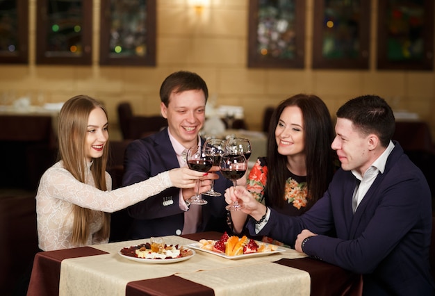 Amigos en un restaurante bebiendo vino.