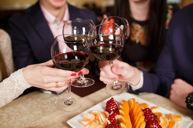 Amigos en un restaurante bebiendo vino.