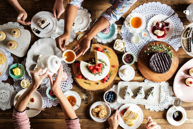 Amigos, reunião, junto, ligado, tea party, comer, bolos, prazer felicidade