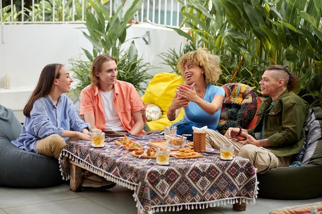 Foto amigos reunidos en cafe