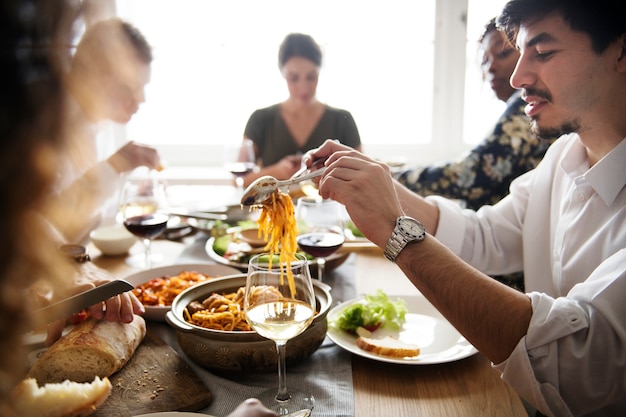 Amigos reunidos con comida italiana juntos