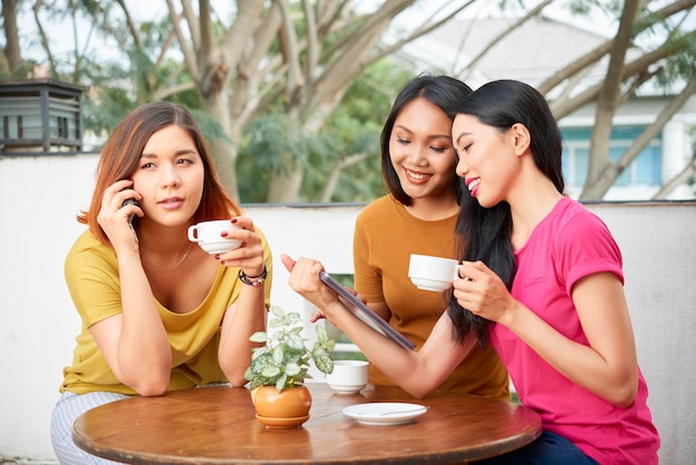 Amigos reunidos no café