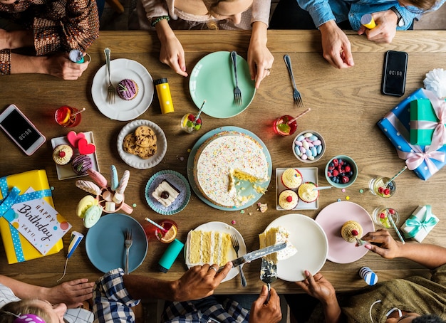 Amigos, reunindo-se na festa de aniversário