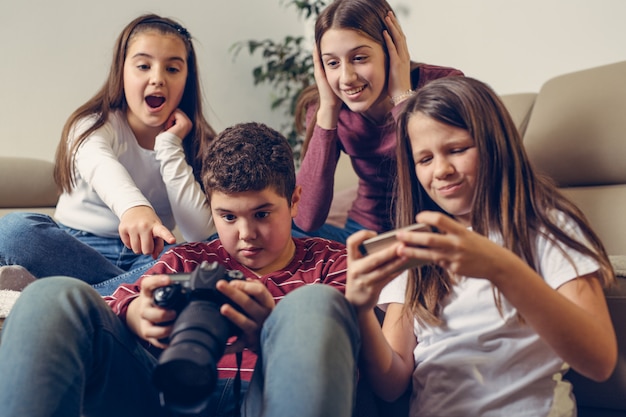 Amigos revisando fotos en una cámara