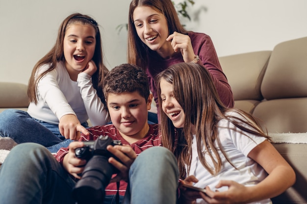 Foto amigos revisando fotos en una cámara