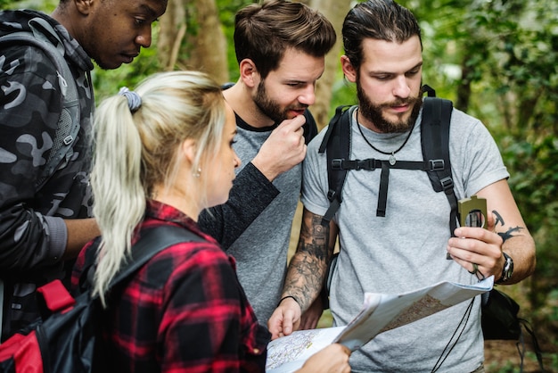 Amigos revisando el mapa para la dirección