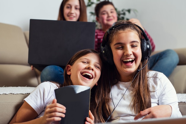 Foto amigos rindo e assistindo vídeo engraçado no laptop