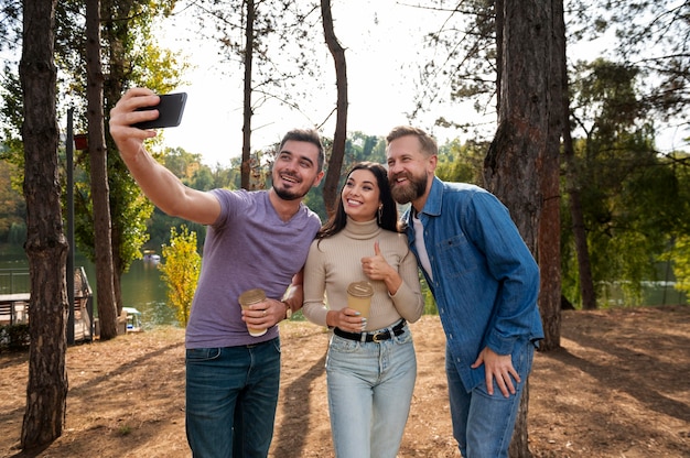 Foto amigos rindo e se divertindo