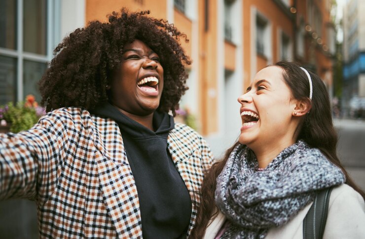 Foto amigos rindo engraçado com aventura e viagens na cidade pessoas e mulheres felizes juntos na itália para férias comédia de felicidade e diversidade com férias juntos diversão turística e cômica e alegria