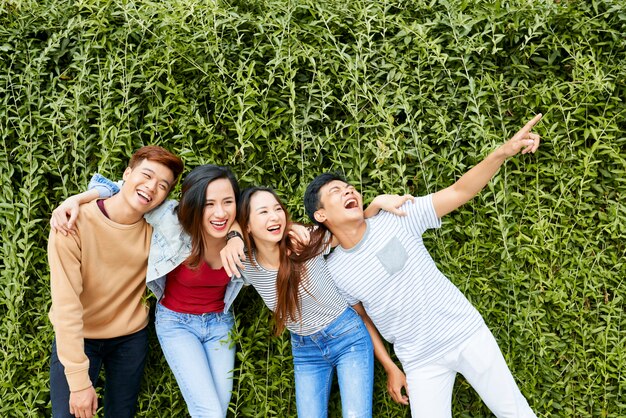 Amigos rindo felizes