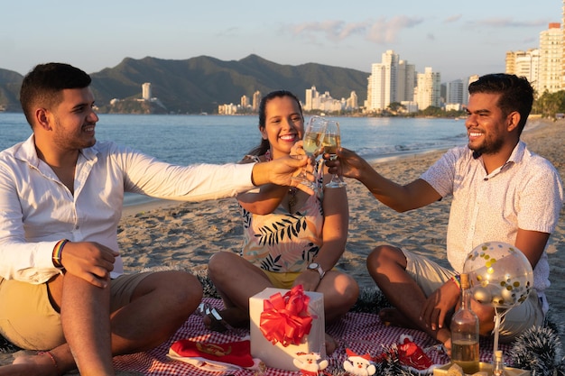 Amigos rindo juntos em uma festa de véspera de ano novo. Conceito de celebração da véspera de ano novo