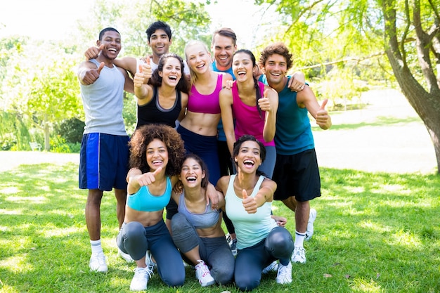 Amigos en ropa deportiva mostrando los pulgares para arriba