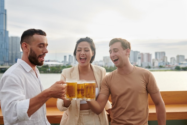 Foto amigos saindo no rooftop bar