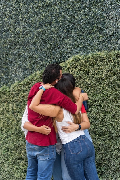 Foto amigos saludándose y abrazándose