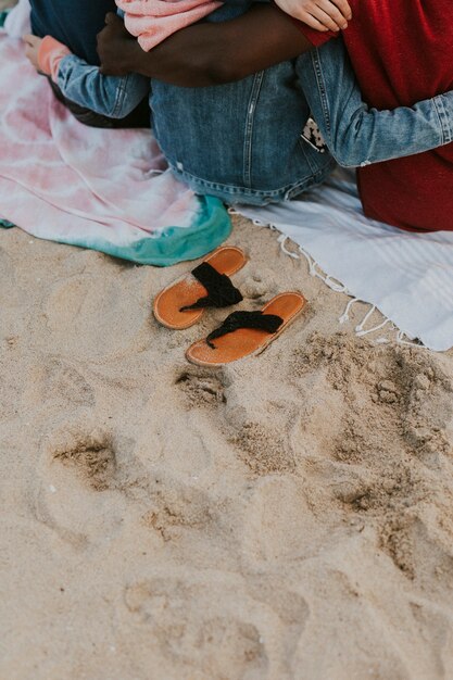 Amigos se abraçando na praia