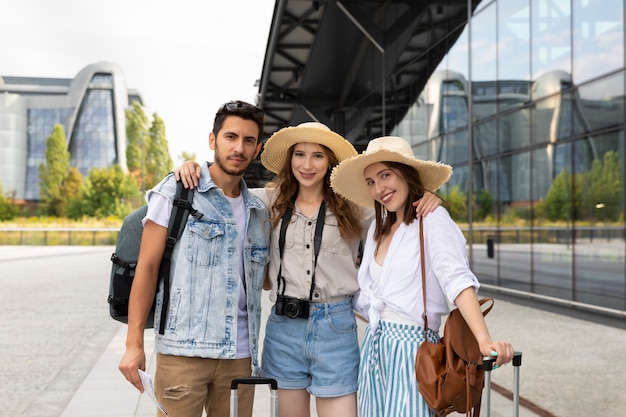 Amigos se alegram em férias e viagens.