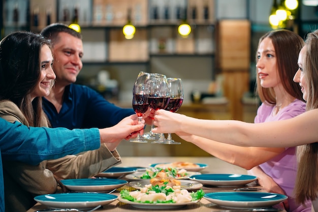 Foto amigos se divertem em um restaurante e bebem vinho