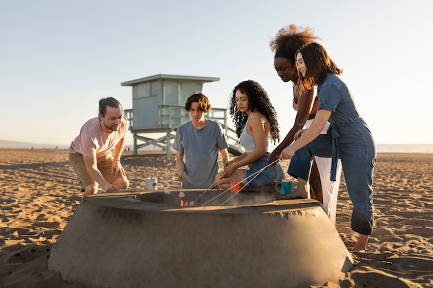 Foto amigos se divertindo à beira-mar