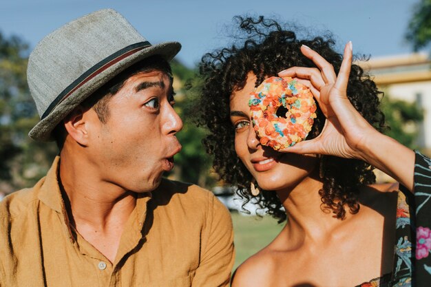 Amigos se divertindo com um donut