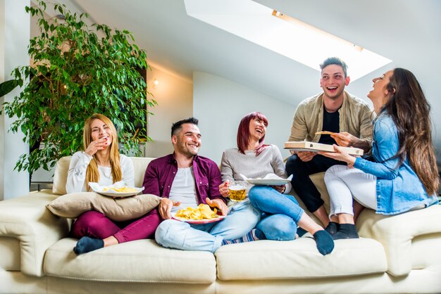 Amigos se divertindo em casa