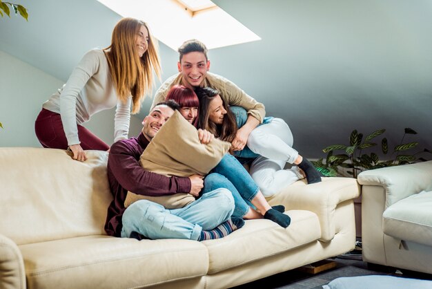 Amigos se divertindo em casa