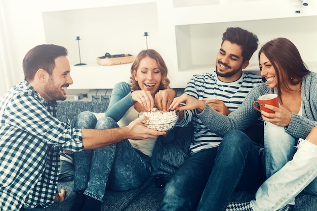 Amigos se divertindo em casa