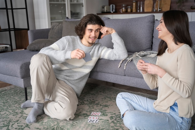 Foto amigos se divertindo jogando poker