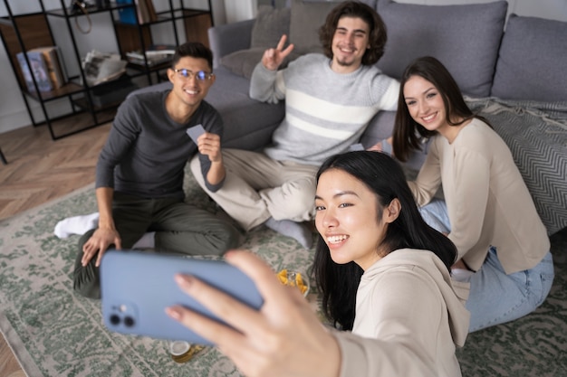 Amigos se divertindo jogando poker