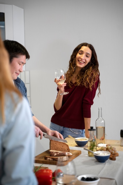 Foto amigos se divertindo juntos enquanto cozinha