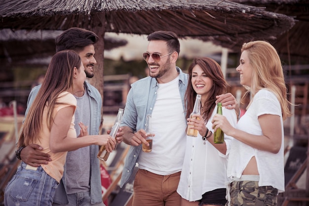 Amigos se divertindo juntos na praia