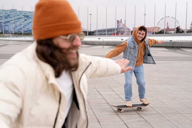 Foto amigos se divertindo juntos