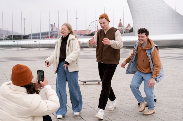 Foto amigos se divertindo juntos