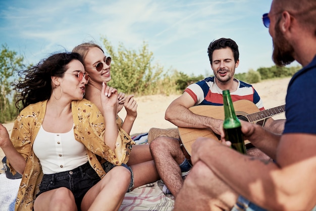 Amigos se divertindo muito na praia