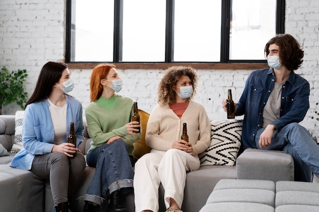 Amigos se divertindo na festa durante o covid