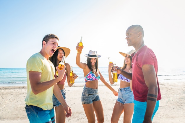 Amigos se divertindo na praia