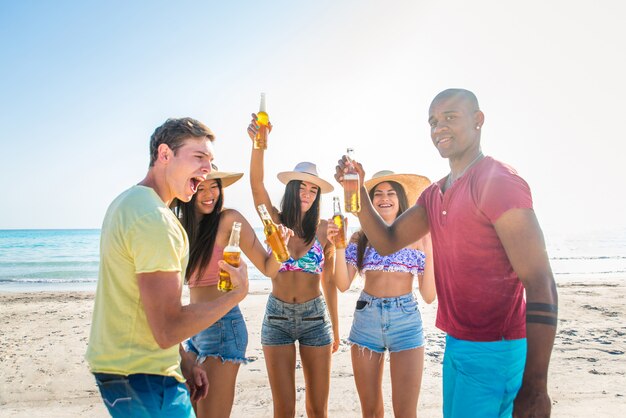 Amigos se divertindo na praia