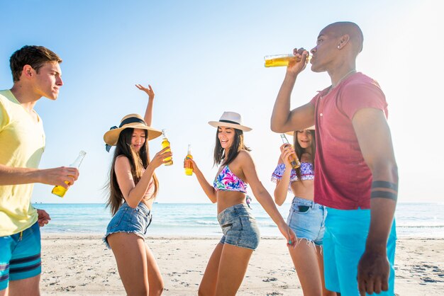 Amigos se divertindo na praia